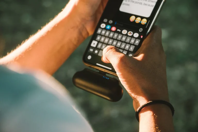 Saúl Castillo (29), hacker ético: “La estafa comienza como un SMS pidiendo ‘vota por mi hijo’ y terminas entregando tus datos personales”