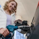 ¿Depósito lleno o por tramos? Un experto explica qué es mejor para tu coche