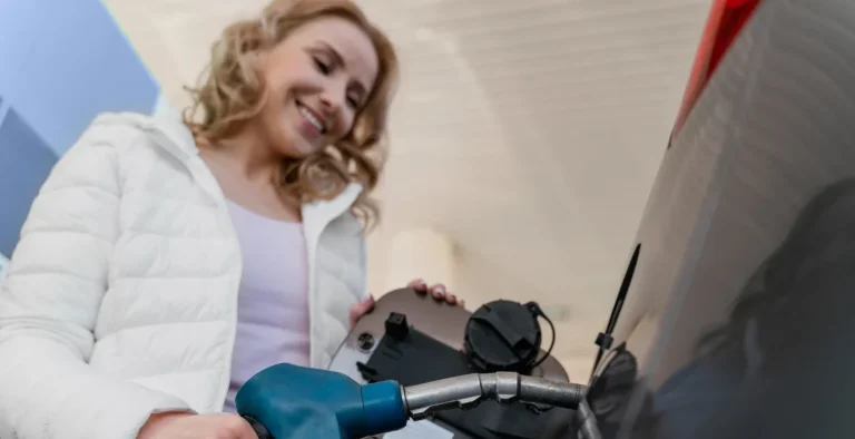 El Gobierno aplica una rebaja de urgencia ante la crisis de Irán: IVA al 10% para gasolina y diésel