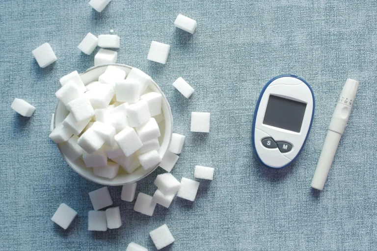 “Nos hicieron creer que la diabetes es solo por el azúcar”: Dr. Carlos Gómez (51), endocrinólogo, advierte que la luz del móvil también influye en el organismo