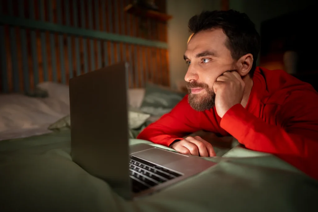 Jorge Salas (44), experto en ciberseguridad: “Tu WiFi es tan abierto que hasta el vecino ve tu Netflix.” 1 Moncloa Ese nombre que aparece en la lista de conexiones de tu móvil dice mucho más de ti de lo que crees, y puede ser el primer error en la seguridad de tu WiFi. Fuente: Freepik