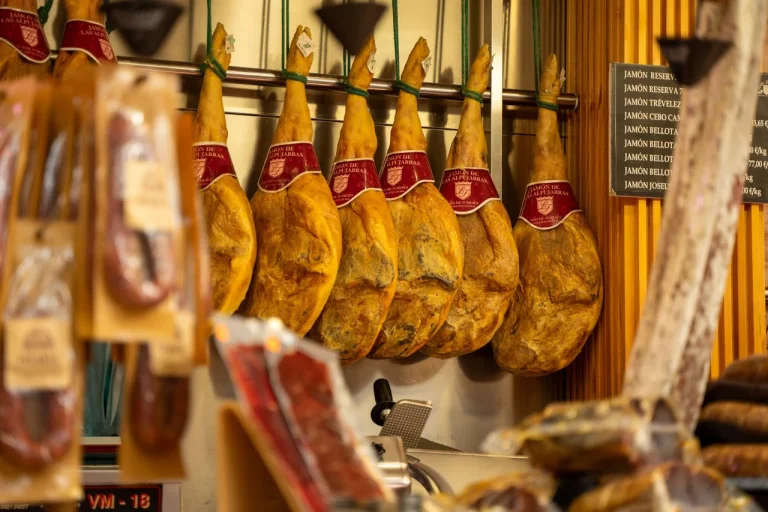 3 pueblos en donde no tienes que ir a hacer turismo, sino a probar el mejor jamón ibérico del mundo