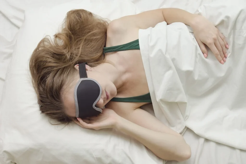 Duermen en hoteles, pero ¿a qué precio? La verdad oculta del 'sleep tourism' que está arruinando a una generación en España 1 Moncloa Exploramos las consecuencias sociales inesperadas que el auge del ‘sleep tourism’ está generando en las grandes ciudades de España. Fuente: Freepik