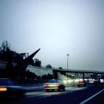 Dr. Carlos Benítez (52), traumatólogo: “Tu lumbago en la M-30 no es postura: es un gesto al frenar que destroza la espalda.”