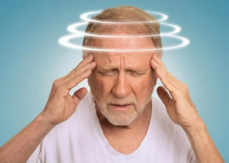 Dr. Andrés Navarro (58), neurólogo: «Ese mareo al girar la cabeza no es vértigo: es lo que anuncia un problema vascular. Valórate hoy o en meses es irreversible.»