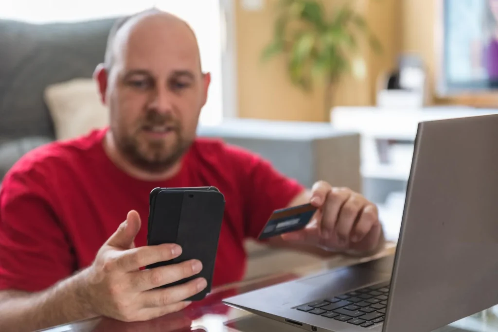 Los sistemas operativos de tu móvil son la puerta de entrada a este seguimiento constante, a menudo con tu permiso implícito. Fuente: Freepik 
