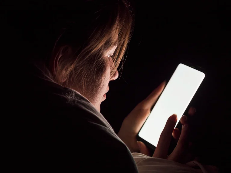 Te puede costar miles de euros: crear grupos de WhatsApp con clientes sin permiso es una bomba legal, y esta alternativa es perfecta