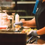 “Que usen guantes no garantiza que cumplan todas las normas de higiene”: Javier Briceño (32), inspector de Sanidad, revela 5 descuidos de bioseguridad en restaurantes