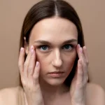 Dr. Elena Gascón (48), oftalmóloga: «Ese temblor en tu párpado no es cansancio: es el aviso que precede a un colapso neurológico. Acude a la prueba hoy o en semanas es irreversible.»