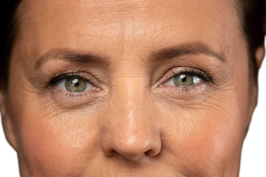 Dr. Elena Gascón (48), oftalmóloga: "Ese temblor en tu párpado no es cansancio: es el aviso que precede a un colapso neurológico. Acude a la prueba hoy o en semanas es irreversible." 2 Moncloa El conocimiento médico actuales permiten anticiparse al "colapso neurológico" del que advierte. Fuente: Freepik