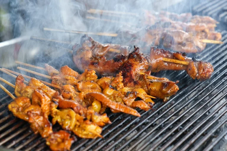 Carla Romero (29), chef nutricional, comparte la receta viral de las brochetas de pollo: “Comer saludable no significa que sacrifiques el sabor”
