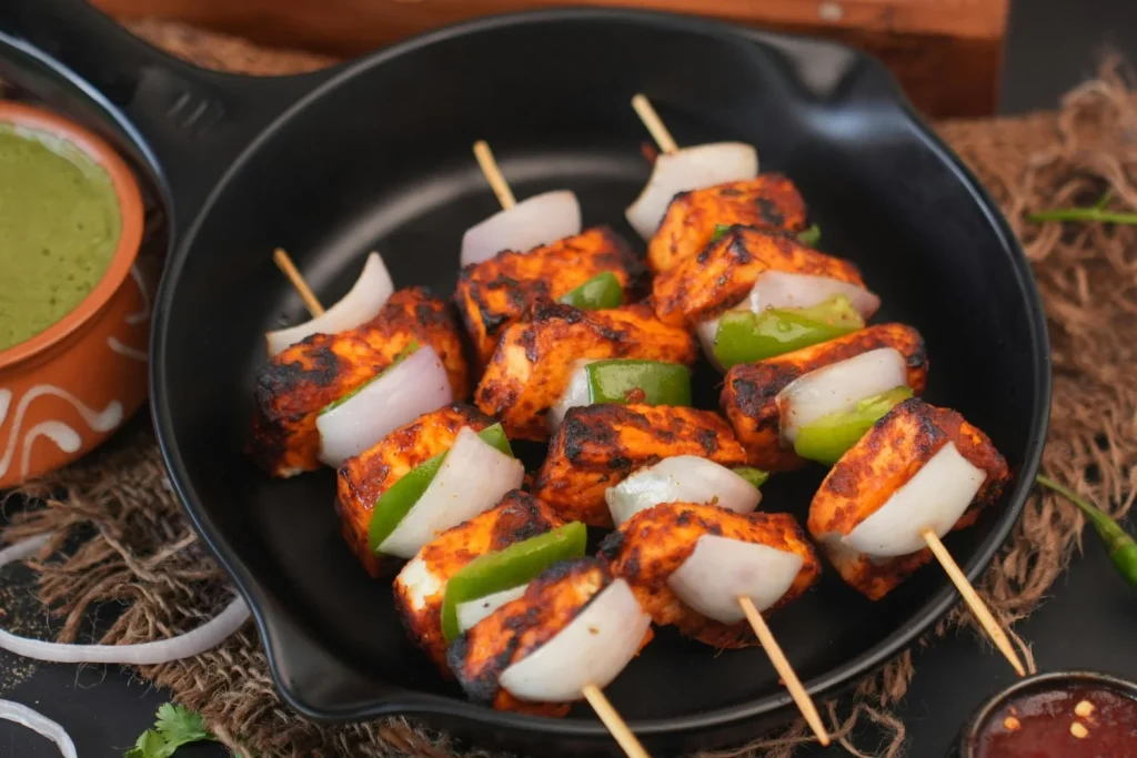 Carla Romero (29), chef nutricional, comparte la receta viral de las brochetas de pollo: “Comer saludable no significa que sacrifiques el sabor” 2 Moncloa La salsa de ajo con parmesano es clave