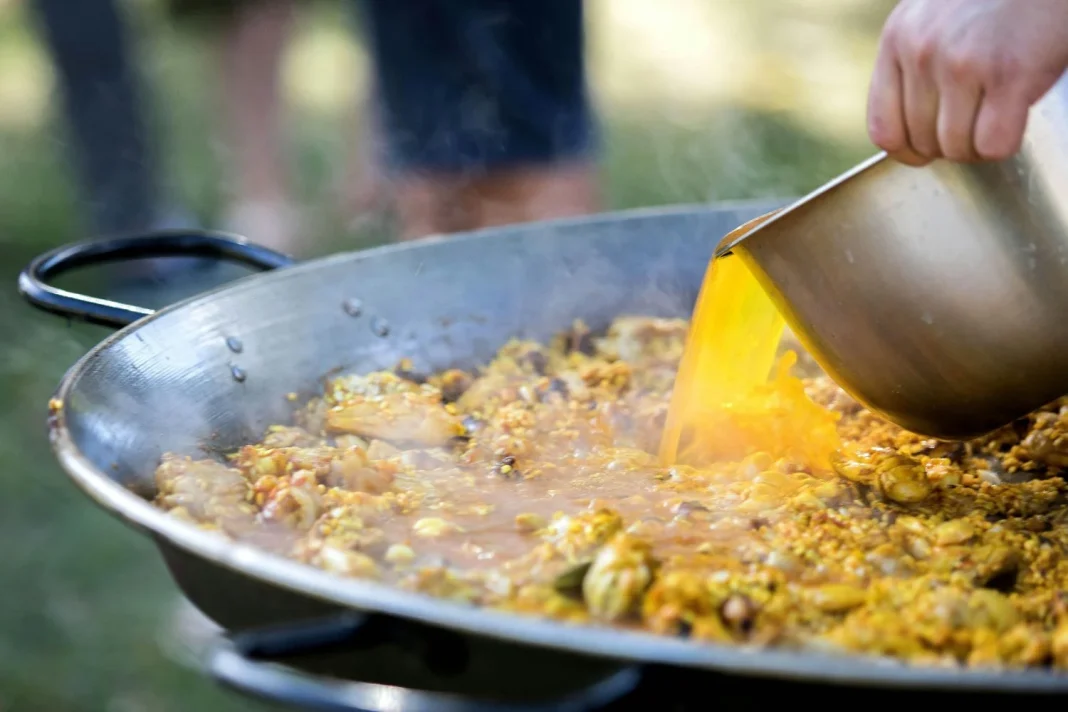 La receta de la paella valenciana no puede faltar