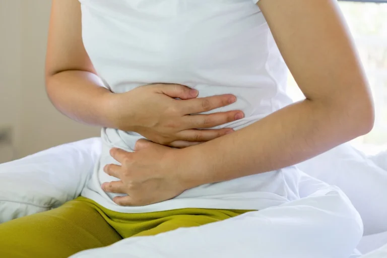 «Muchos piensan que es sobrepeso, pero a veces es solo inflamación»: Dra. Adriana Fuentes (45), gastroenteróloga, recomienda esta bebida natural que es diurética y calmante
