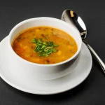 Cuando quiero cenar algo rico siempre hago esta sopa fácil: una receta alta en proteínas y lista en 20 minutos