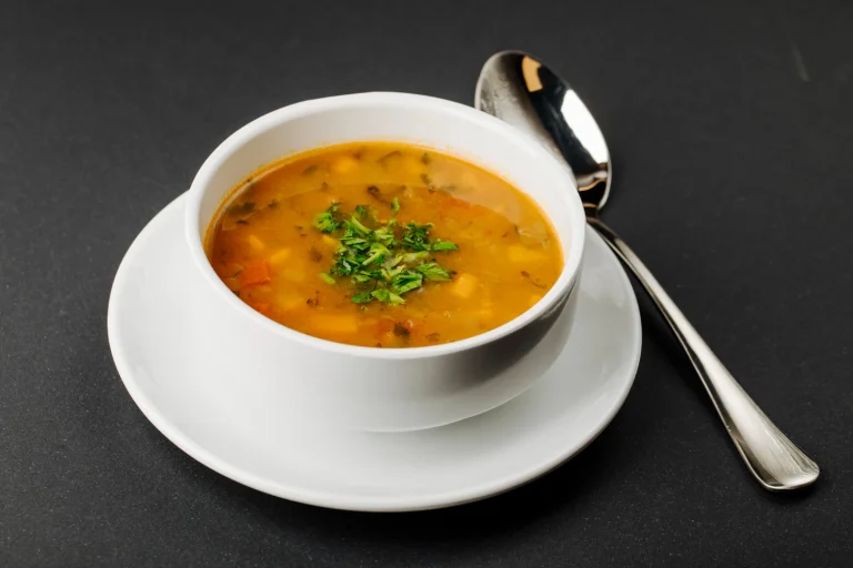 Cuando quiero cenar algo rico siempre hago esta sopa fácil: una receta alta en proteínas y lista en 20 minutos