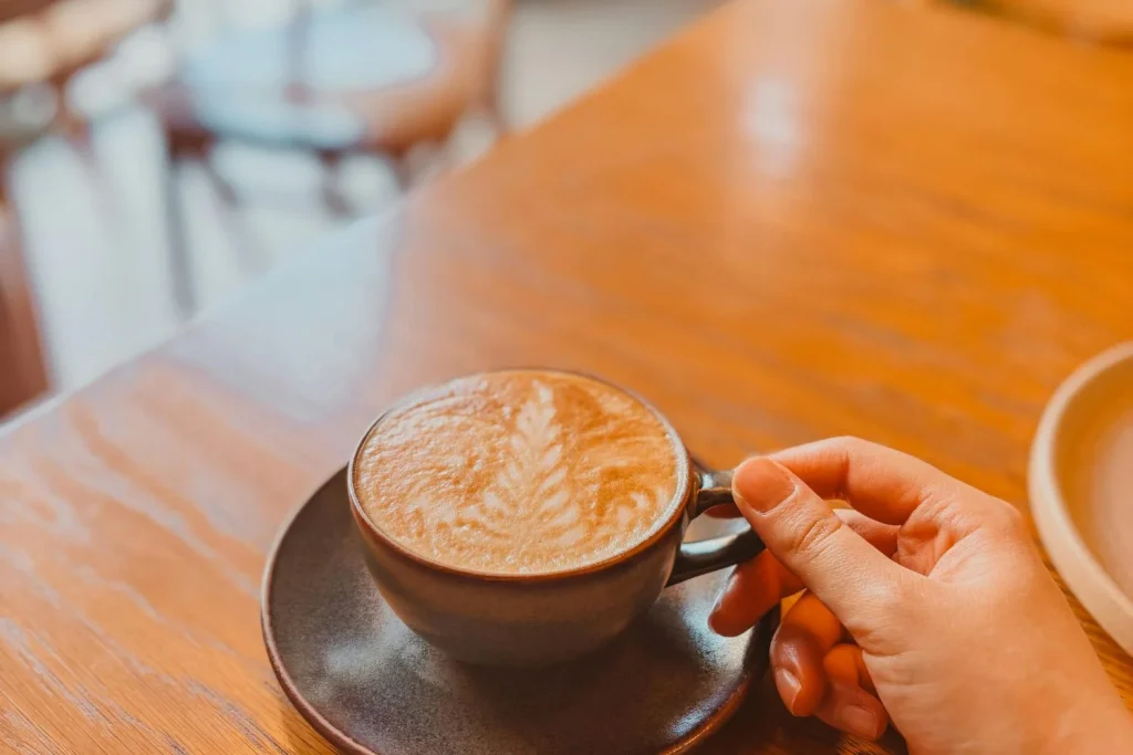 “Solo basta una taza de este café especiado para mantener las enfermedades a raya”: Dra. Ana Pulido (52), experta en medicina holística, comparte la receta 2 Moncloa Otras combinaciones con el café que mejoran la salud