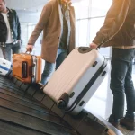 El truco viral para que tu maleta sea la primera en la cinta del aeropuerto