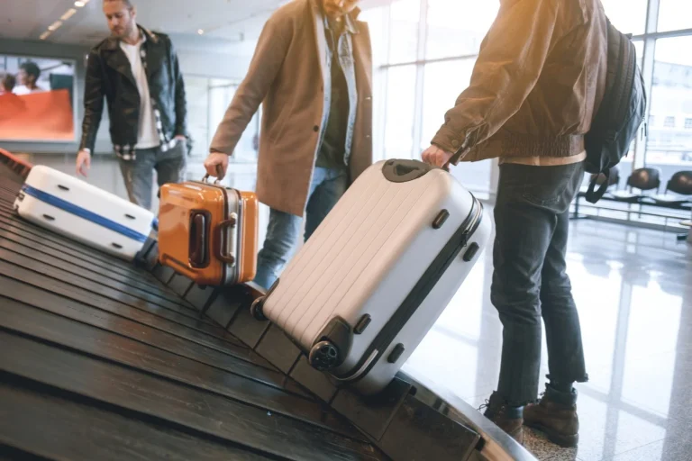 El truco viral para que tu maleta sea la primera en la cinta del aeropuerto