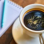 Crees que solo el café te quita el sueño, pero existe un enemigo peor y lo tienes en tu mesa