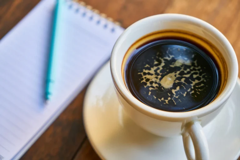 Crees que solo el café te quita el sueño, pero existe un enemigo peor y lo tienes en tu mesa