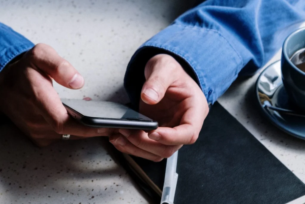 Rogelio Cádiz (36), ingeniero, advierte: "Si en WhatsApp te aparece un círculo morado, debes desactivarlo enseguida con este método porque te están espiando" 1 Moncloa El método con WhatsApp para evitar que te espíen