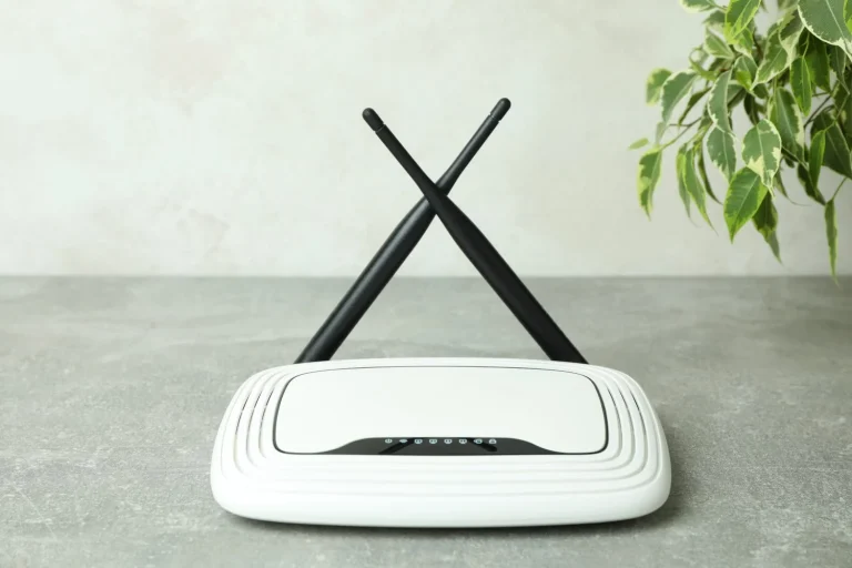 Marcos Pardo (45), técnico de redes: “Tu WiFi apesta porque tienes el router en el suelo: muévelo ya.”