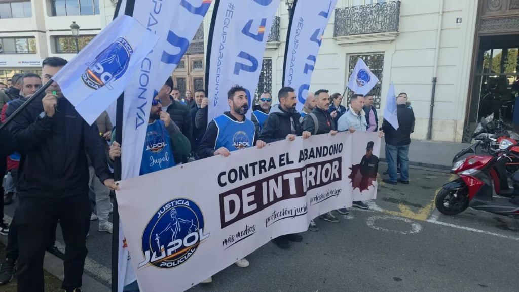 Los policías acusan a la Delegada del Gobierno en Valencia de darles la espalda 1 Moncloa 2 Moncloa