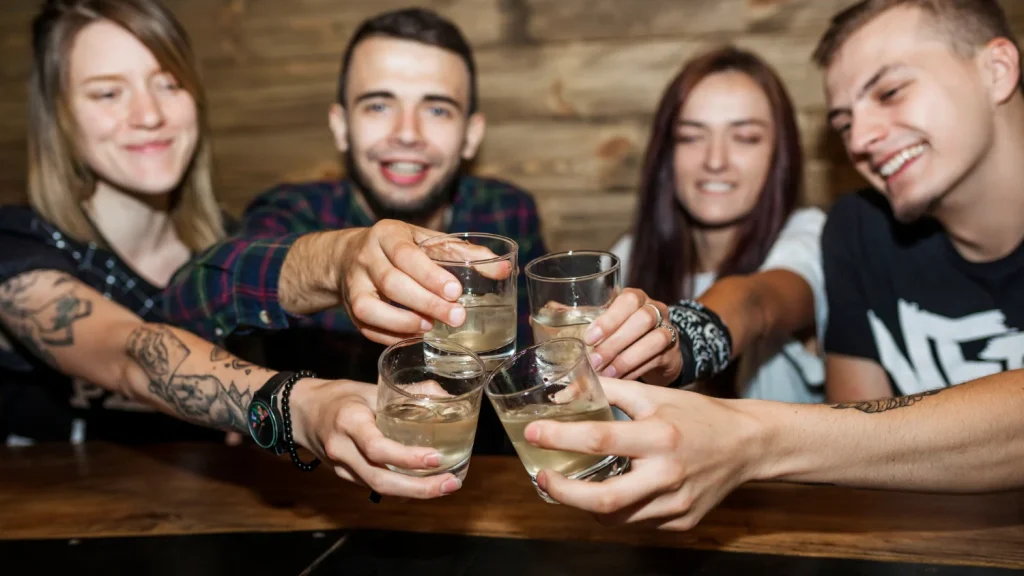 Descubrimos cómo el alcohol viaja por todo el cuerpo sembrando semillas de cáncer en órganos que jamás asociarías con tu bebida favorita. Fuente: Freepik 
