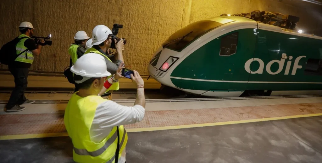 Varios trabajadores hacen una fotografía al tren laboratorio de Adif a su llegada a la estación de Murcia del Carmen, a 13 de mayo de 2022, en Murcia (Fuente: Agencias)