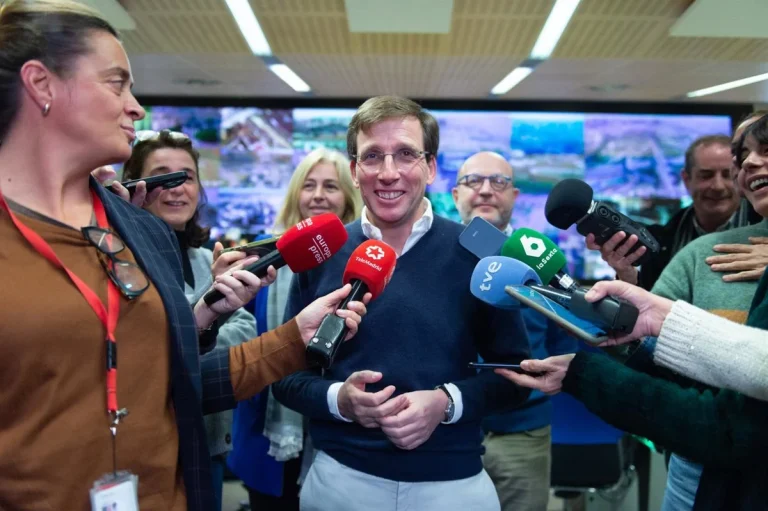 Luces de Navidad y sombras de poder: Almeida, Albiol y la incomodidad de la Iglesia