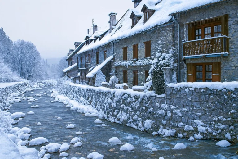 A 5 km de Baqueira: Arties es el pueblo nevado que en enero parece sacado de un cuento