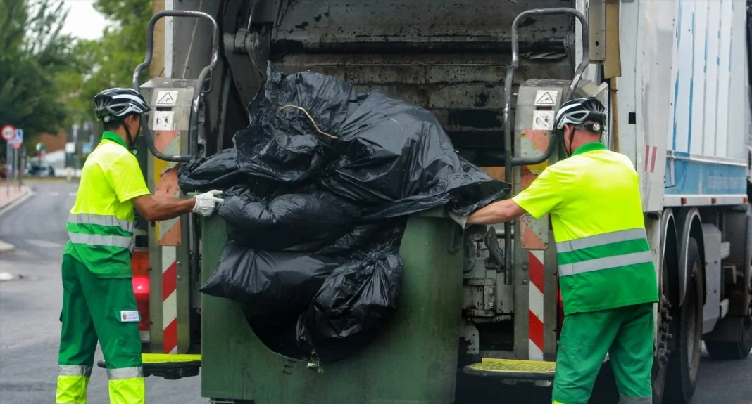 Basureros en Madrid en verano El servicio de recogidas de basura en Madrid el pasado verano. EP