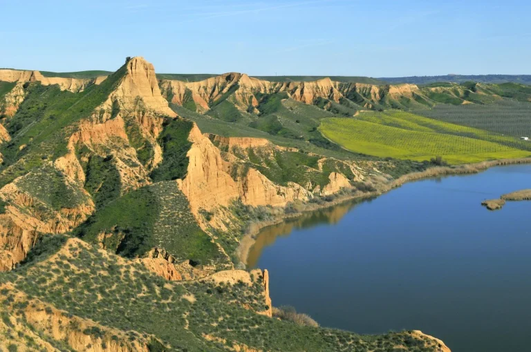 Un “Gran Cañón” en mitad de La Mancha: miradores de vértigo, atardeceres rojos y silencio absoluto a una hora de Toledo