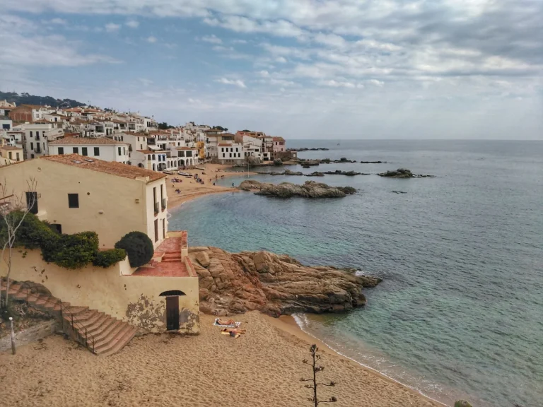 Conoce el rincón catalán que supera al Caribe: Ni playas ni calas lo tocan