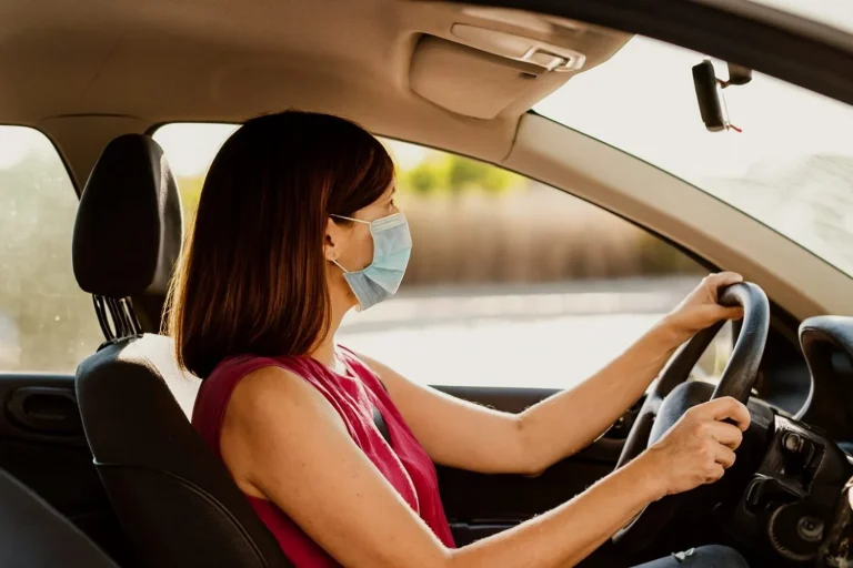 Vas a salir en coche en Navidad: estas 3 decisiones tontas son las que acaban en accidente según la DGT