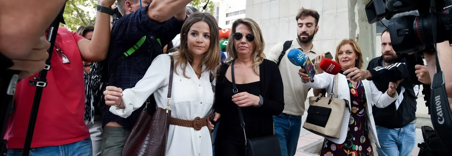 Cristina álvarez asesora de Begoña Gómez La asesora de Moncloa, Cristina Álvarez, (de negro) a su llegada a declarar por el ‘caso Begoña Gómez’, en los Juzgados de Plaza de Castilla, a 10 de septiembre de 2025, en Madrid (Fuente: Agencias)