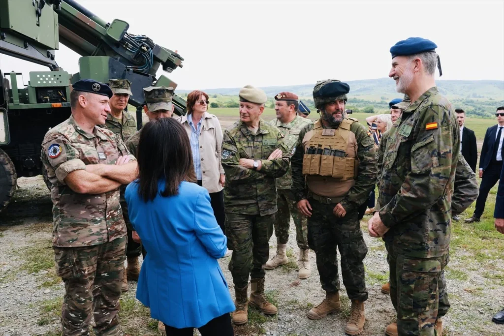 El Rey Felipe VI visita la base de Cincu junto a Margarita Robles, ministras de Defensa (Fuente: Agencias)