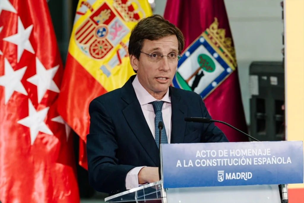 El alcalde de Madrid, José Luis Martínez-Almeida, preside el acto institucional (Fuente: agencias)