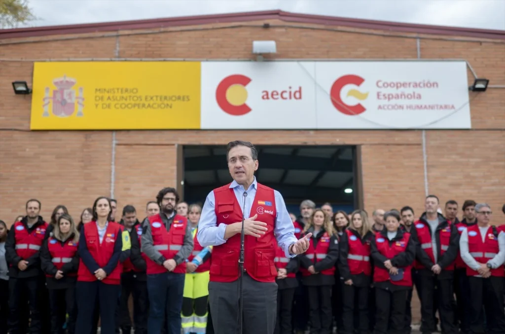 El ministro de Asuntos Exteriores, Unión Europea y Cooperación, José Manuel Albares, junto al director de AECID, Antón Leis García, asiste a la salida de los más de 70 voluntarios que van a atender el hospital de campaña EMT-2 , en la Base aérea de Torrejón de Ardoz, a 5 de noviembre de 2025, en Torrejón de Ardoz, Madrid (Fuente: agencias)