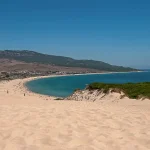 Dunas doradas y aguas que parecen las Seychelles a menos de dos horas de Sevilla: playas infinitas, chiringuitos tranquilos y puestas de sol de película