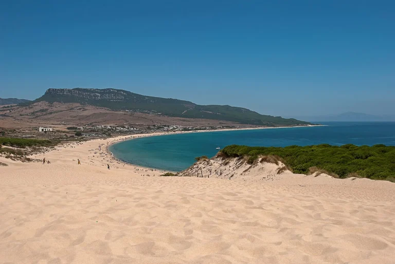 Dunas doradas y aguas que parecen las Seychelles a menos de dos horas de Sevilla: playas infinitas, chiringuitos tranquilos y puestas de sol de película