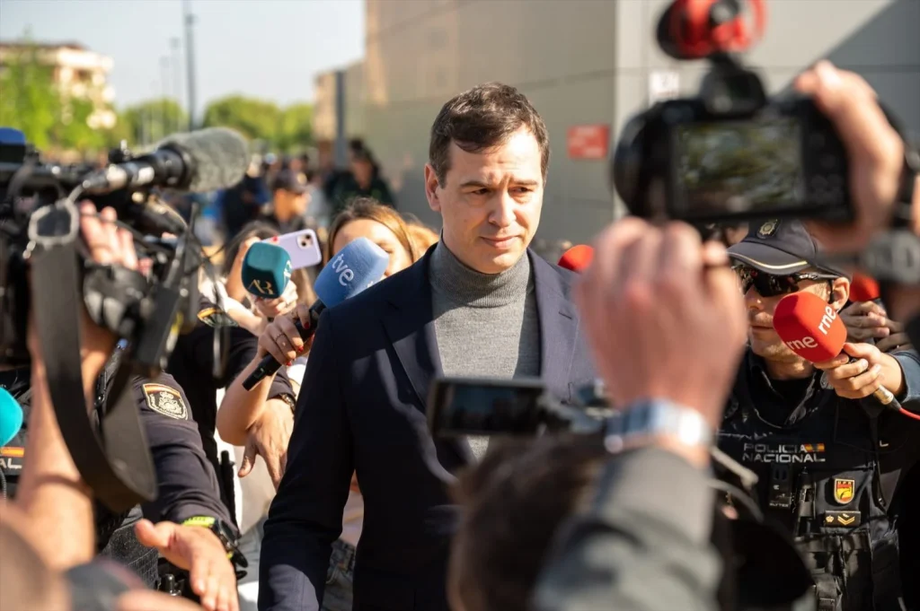 El hermano de Pedro Sánchez, David Sánchez, sale tras declarar en calidad de investigado en el Juzgado de Instrucción número 3 de Badajoz, a 25 de abril de 2025, en Badajoz, Extremadura (Fuente: Agencias).