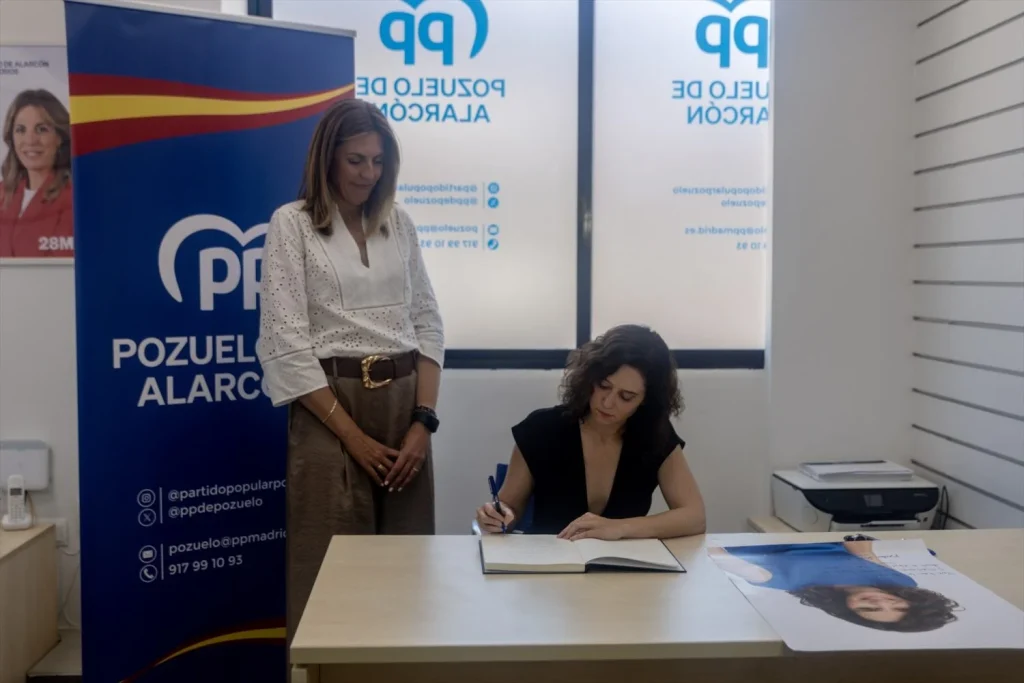 La alcaldesa de Pozuelo de Alarcón, Paloma Tejero (i), y la presidenta de la Comunidad de Madrid y del PP de Madrid, Isabel Díaz Ayuso (d), durante la inauguración de la nueva sede del Partido Popular de Pozuelo de Alarcón, a 23 de mayo de 2025, en Pozuelo de Alarcón, Madrid (Fuente: Agencias).
