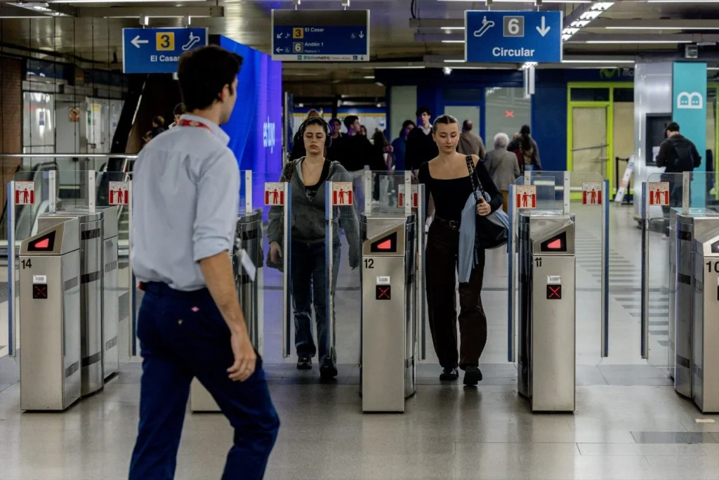 Más Madrid se enfrenta a Ayuso por las condiciones del Metro de Madrid 1 Moncloa EuropaPress 7046244 jovenes entrando metro madrid 22 octubre 2025 madrid espana delegada Moncloa
