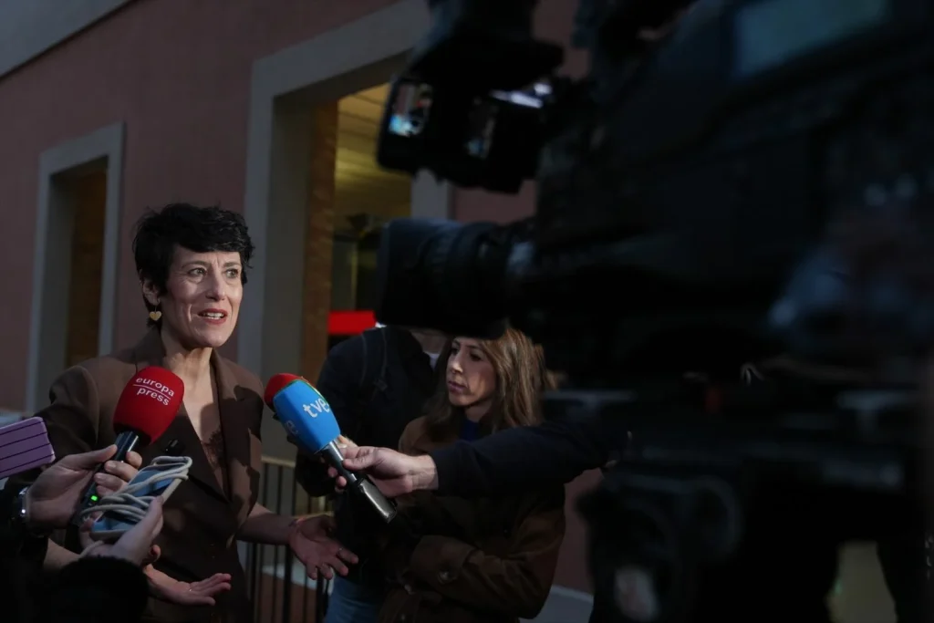 El INSS presiona al enfermo: 4 minutos para negar incapacidades y forzar altas laborales 2 Moncloa EuropaPress 7130337 ministra seguridad social migraciones elma saiz encuentro estudiantes Moncloa