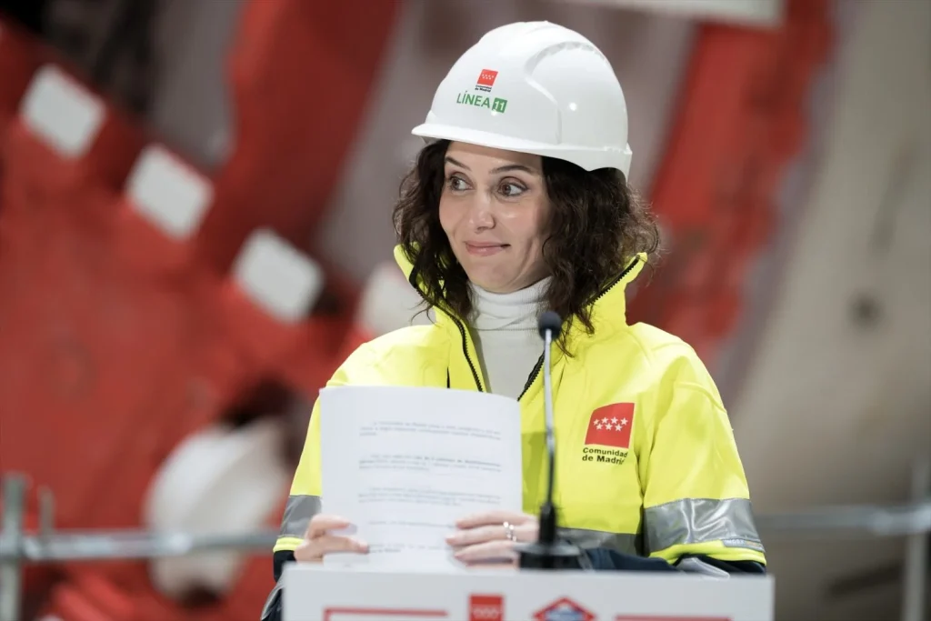 La presidenta de la Comunidad de Madrid, Isabel Díaz Ayuso, asiste al inicio del montaje de la tuneladora Mayrit, a 9 de diciembre de 2025, en Madrid (Fuente: Agencias).