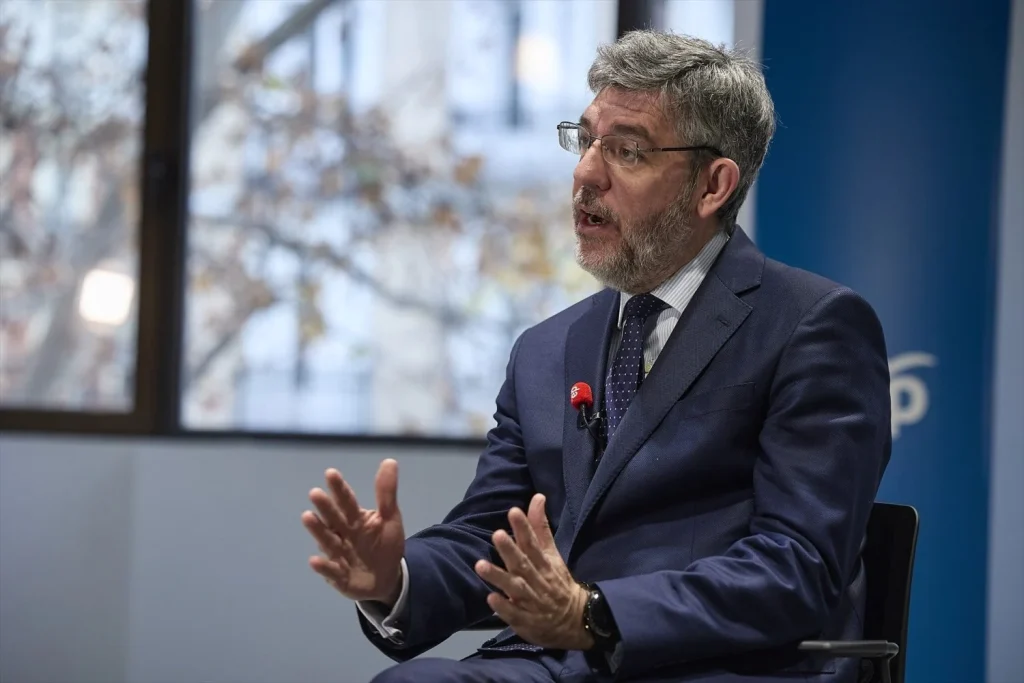 El PP cambia a Puente por Marlaska como nuevo pelele al que atizar 2 Moncloa El vicesecretario de Economía del PP, Alberto Nadal, durante una entrevista para Europa Press, en la sede del Partido Popular, a 23 de diciembre de 2025, en Madrid (España).