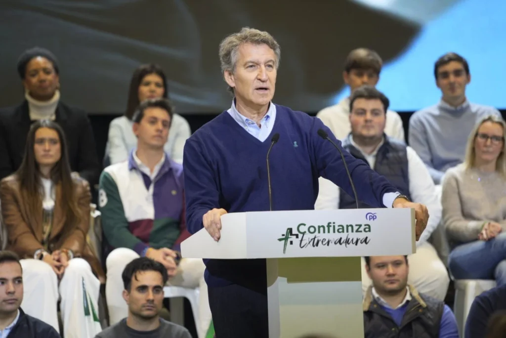 El presidente del PP, Alberto Núñez Feijóo, participa en un acto electoral, a 13 de diciembre de 2025, en Navalmoral de la Mata, Cáceres, Extremadura (Fuente: Agencias). 