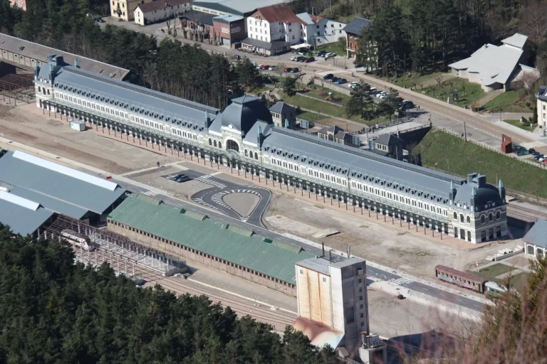 Estuvo abandonada 50 años y ahora es lujo puro: dormir en el «Titanic de los Pirineos» es la experiencia definitiva de 2026